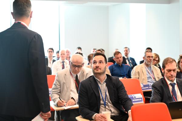 Group of people in a lecture hall listening to a lecturer.